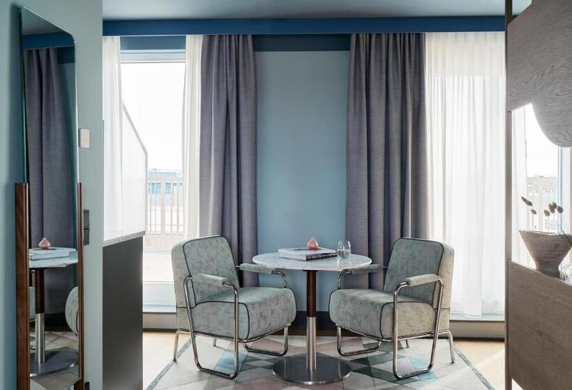 Suite with Terrace, Schwan Locke