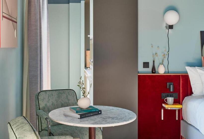 Suite with Terrace, Schwan Locke