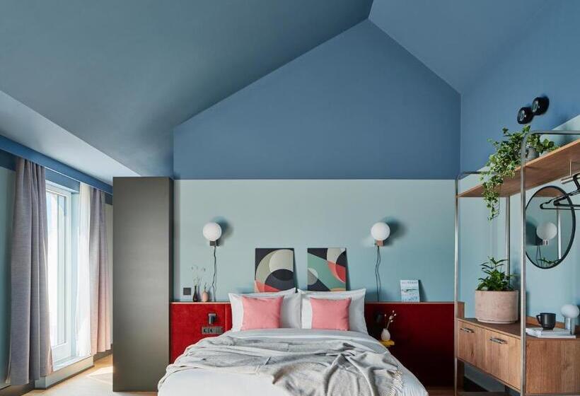 Suite with Terrace, Schwan Locke