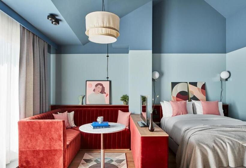 Suite with Terrace, Schwan Locke