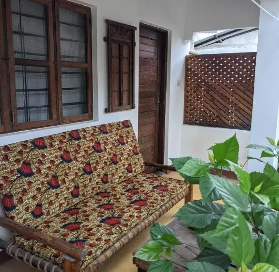 اتاق استاندارد سه تخته با چشمانداز باغ, Chikachika Beach B&b