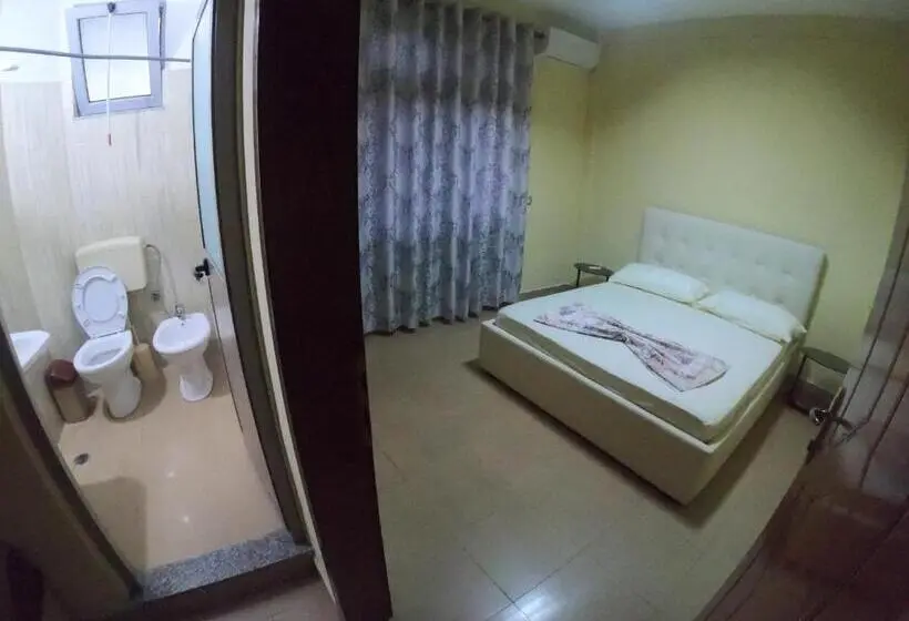 Pokój Standard z Balkonem, Hostel Central Shkoder