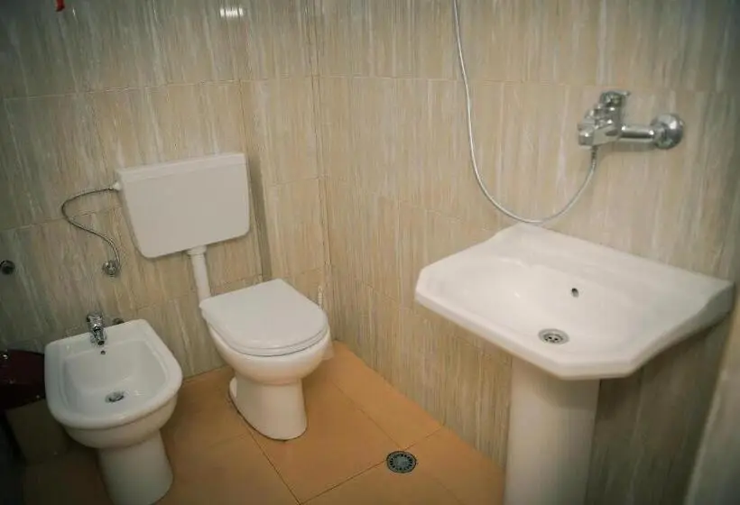 Pokój Standard z Balkonem, Hostel Central Shkoder