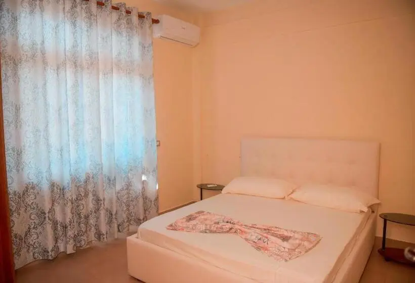 Pokój Standard z Balkonem, Hostel Central Shkoder