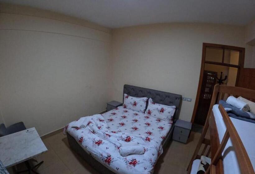 חדר לארבעה סטנדרטי עם מרפסת, Hostel Central Shkoder