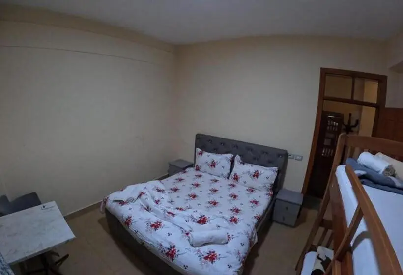 Pokój Czteroosobowy Standard z Balkonem, Hostel Central Shkoder