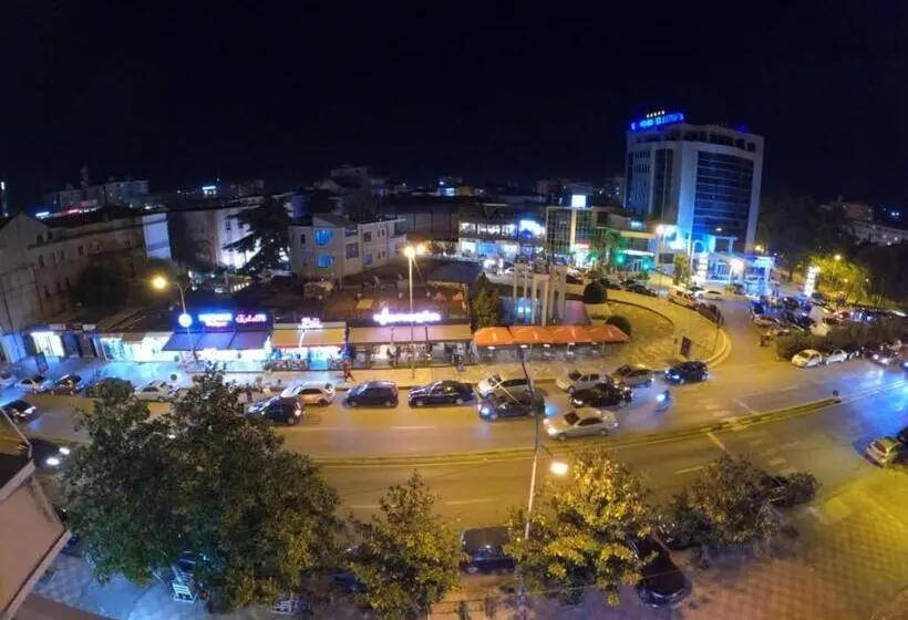 Pokój Czteroosobowy Standard z Balkonem, Hostel Central Shkoder