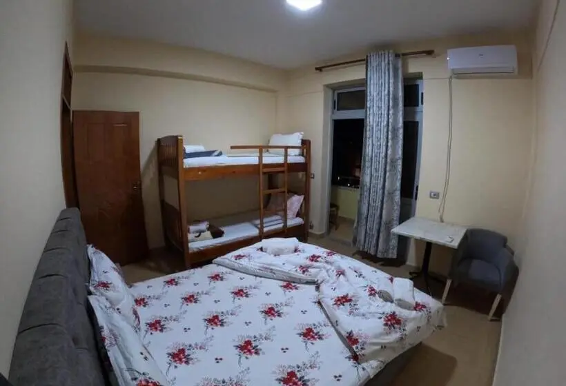 Pokój Czteroosobowy Standard z Balkonem, Hostel Central Shkoder