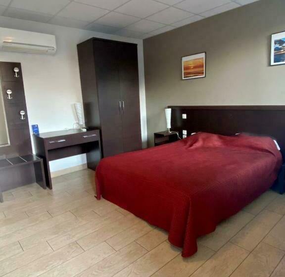 חדר סטנדרט מותאם לאדם עם מוגבלויות, L Escasse