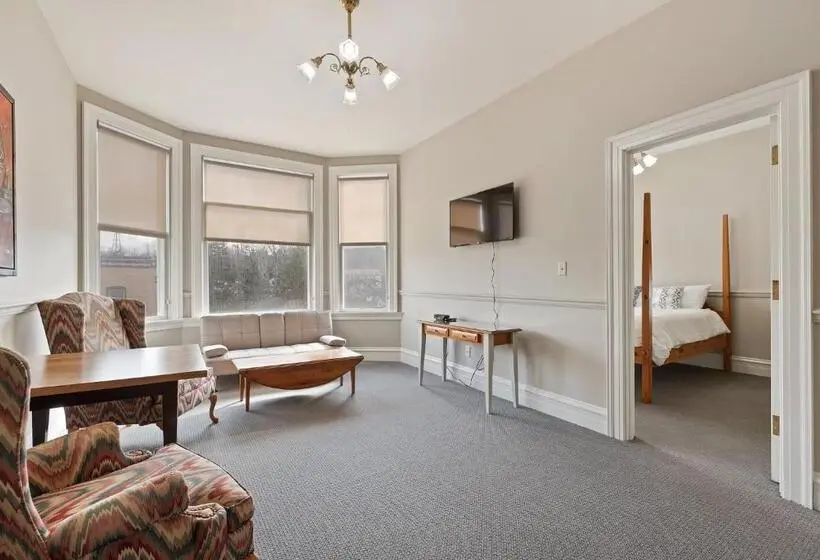 デラックススイート, The Audubon Inn Llc