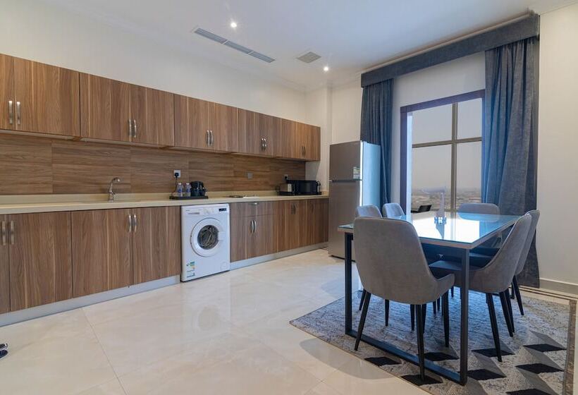 سوییت لوکس, The Gate Hotel And Apartments