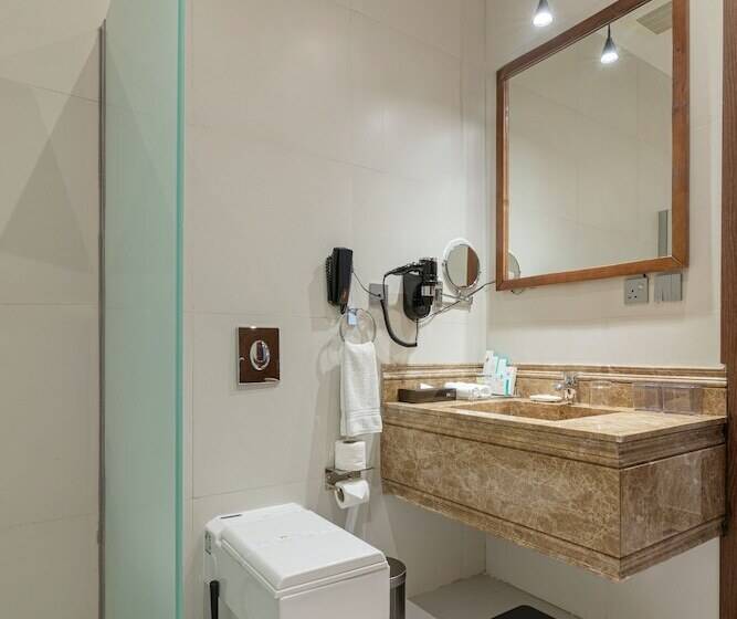 سوییت لوکس, The Gate Hotel And Apartments