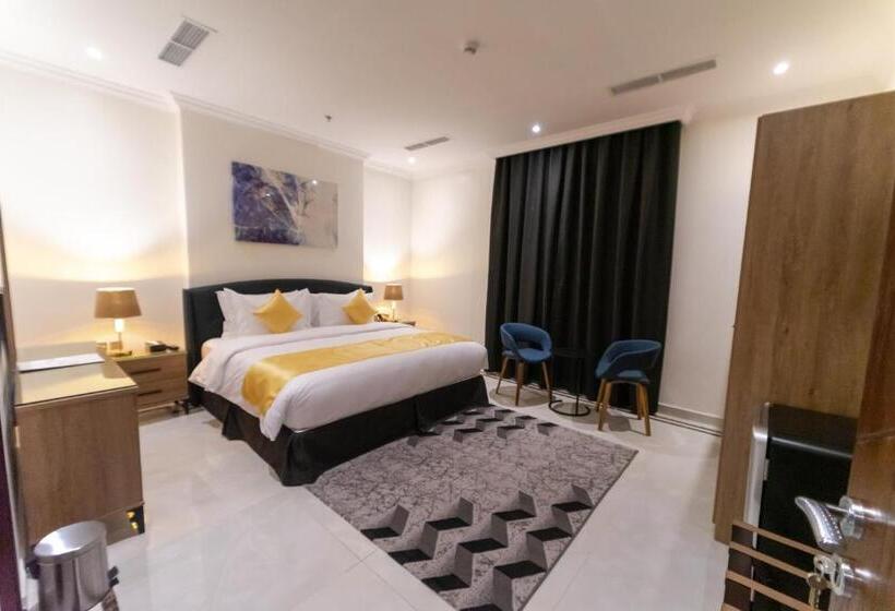 سوییت جونیور, The Gate Hotel And Apartments