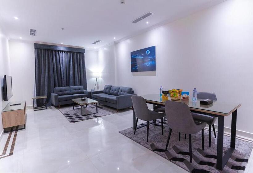 سوییت جونیور, The Gate Hotel And Apartments