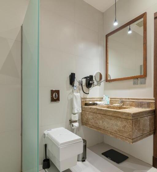 سوییت جونیور, The Gate Hotel And Apartments