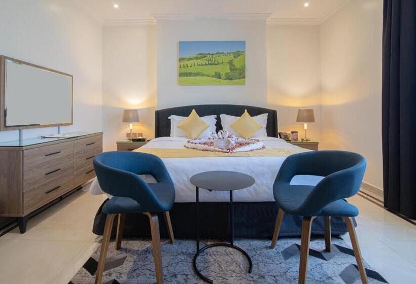 سوییت لوکس, The Gate Hotel And Apartments