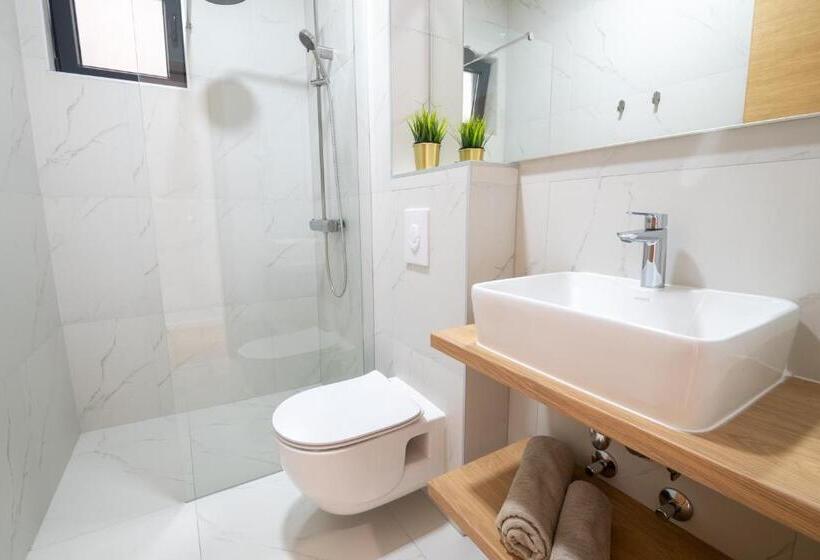 اتاق استاندارد سه تخته با بالکن, Villa Catalpa