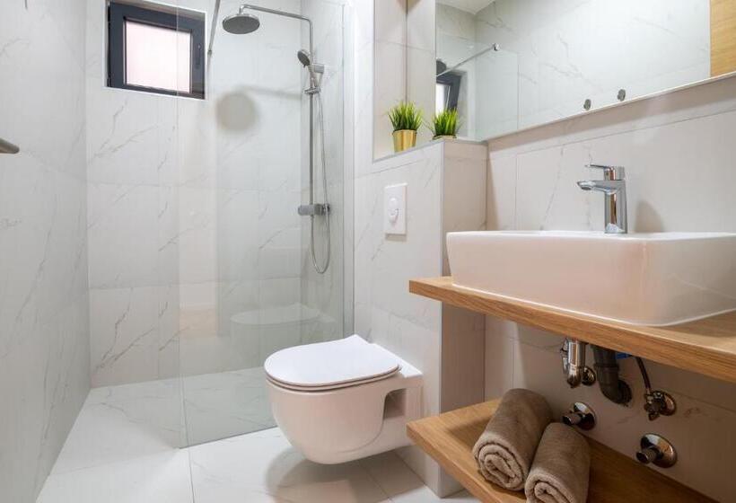 اتاق استاندارد سه تخته با بالکن, Villa Catalpa