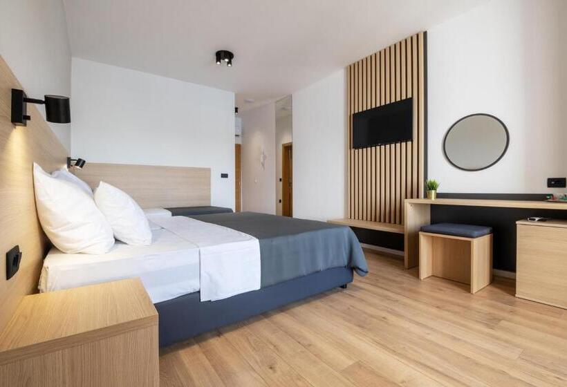 اتاق استاندارد سه تخته با بالکن, Villa Catalpa