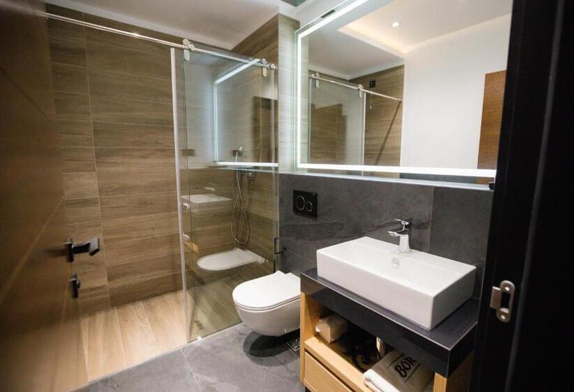 اتاق لوکس, Borneo