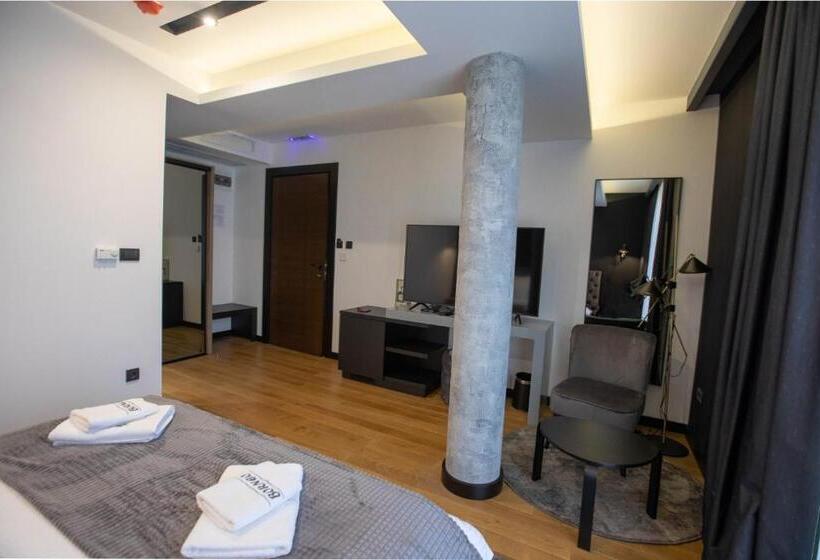 اتاق لوکس, Borneo