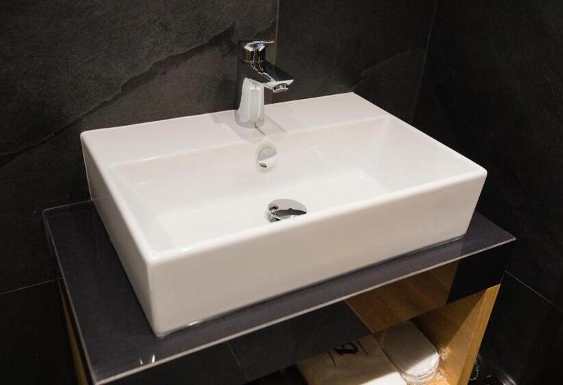 اتاق لوکس, Borneo