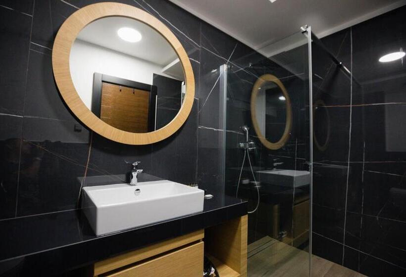 اتاق لوکس با بالکن, Borneo