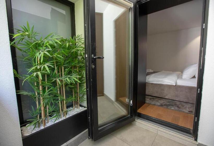 اتاق لوکس با بالکن, Borneo