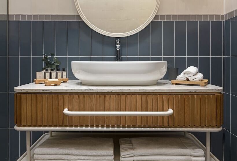 Deluxe Room, Ecole St. Pierre