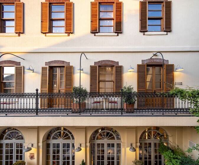 Deluxe Room, Ecole St. Pierre