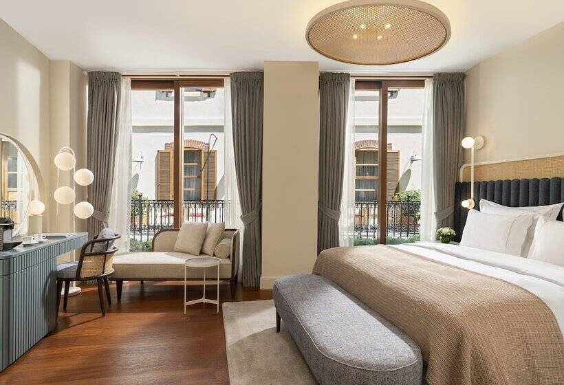 Deluxe Room, Ecole St. Pierre