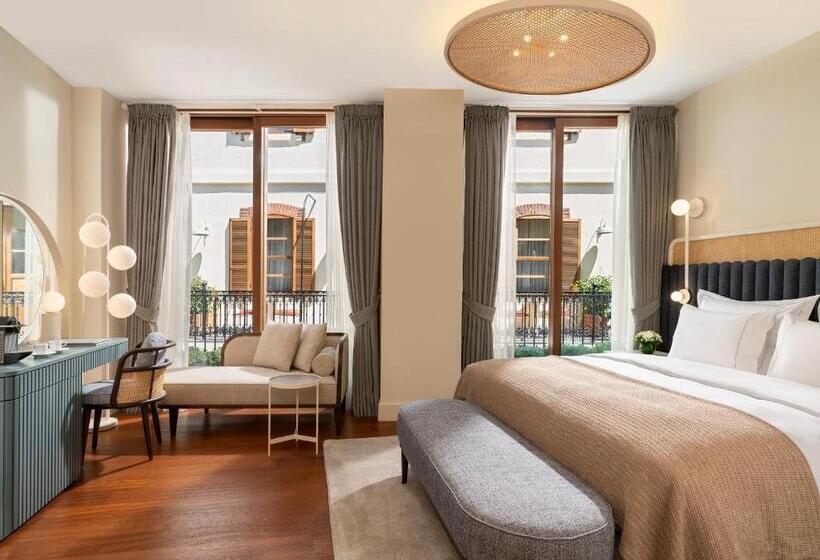 Deluxe Room, Ecole St. Pierre