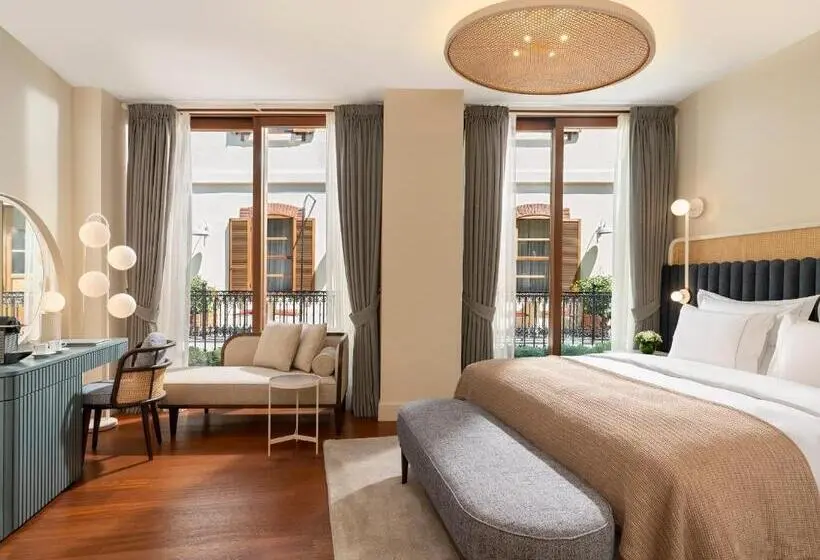 Deluxe Room, Ecole St. Pierre
