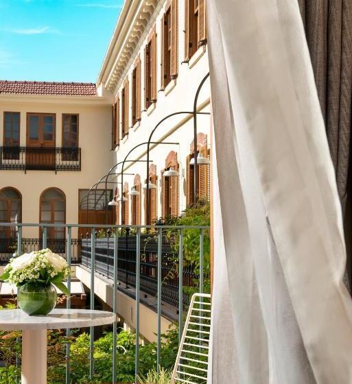 Standard Room King Size Bed, Ecole St. Pierre