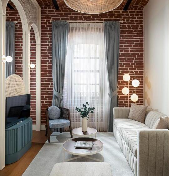 Suite with Balcony, Ecole St. Pierre