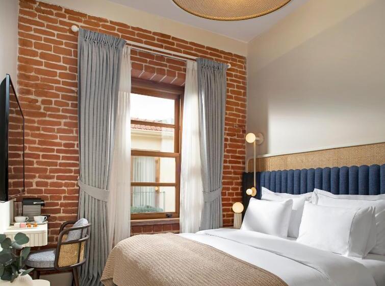 Standard Room King Size Bed, Ecole St. Pierre