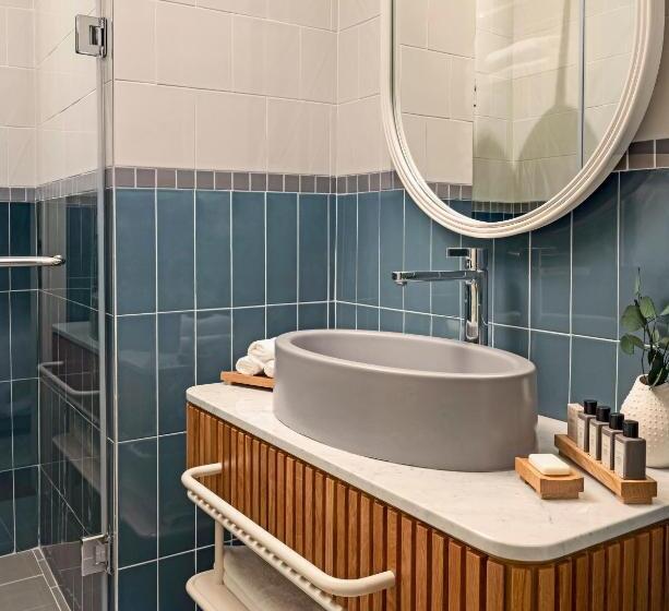 Standard Room King Size Bed, Ecole St. Pierre