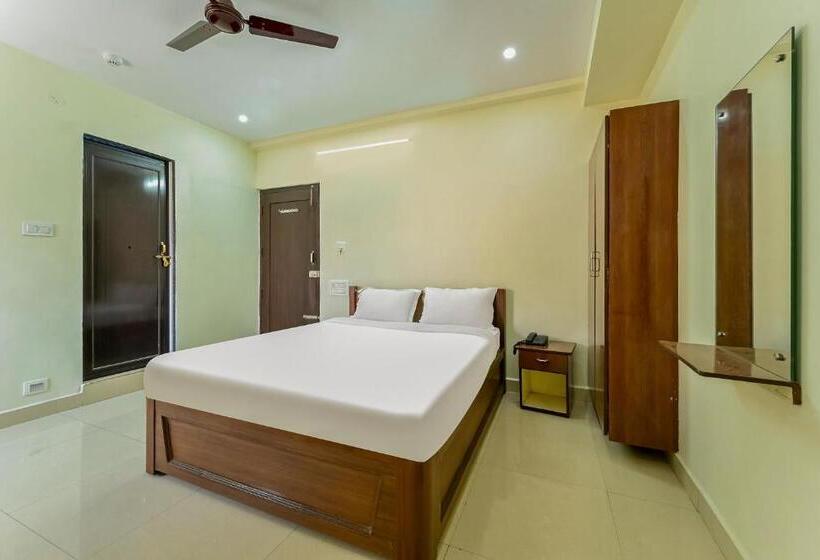 חדר קלאסי לשלושה, Sri Krishna Eden