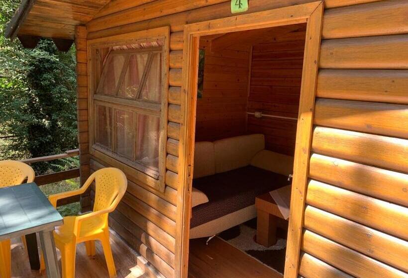 اتاق خانوادگی, Bujtina Uji I Panjes, Log Cabins