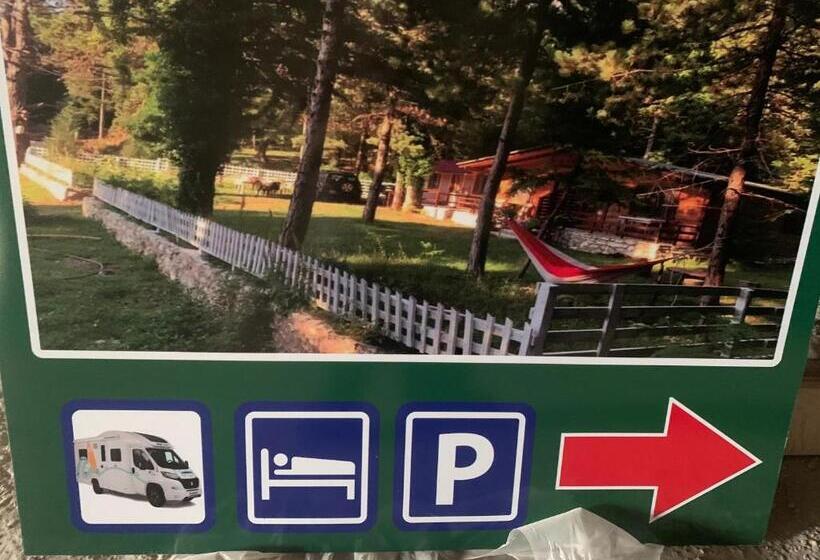 اتاق خانوادگی, Bujtina Uji I Panjes, Log Cabins