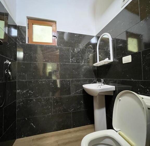 اتاق خانوادگی, Bujtina Uji I Panjes, Log Cabins