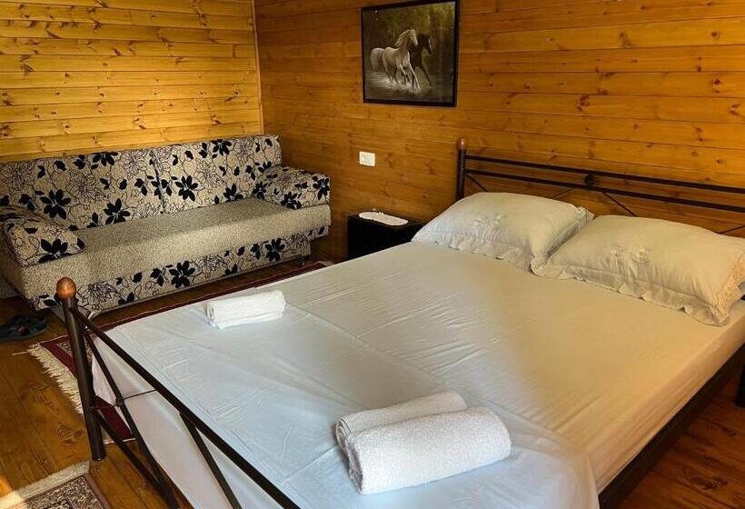 اتاق خانوادگی, Bujtina Uji I Panjes, Log Cabins