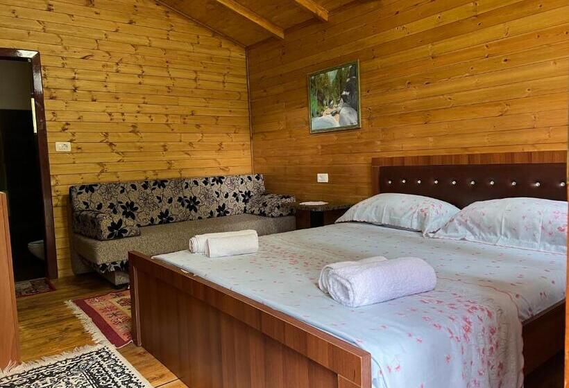 اتاق خانوادگی, Bujtina Uji I Panjes, Log Cabins