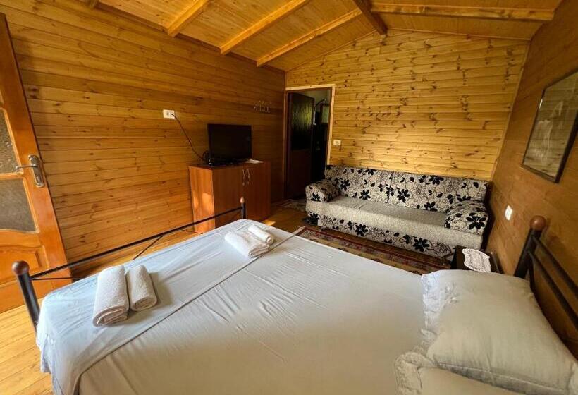 اتاق خانوادگی, Bujtina Uji I Panjes, Log Cabins