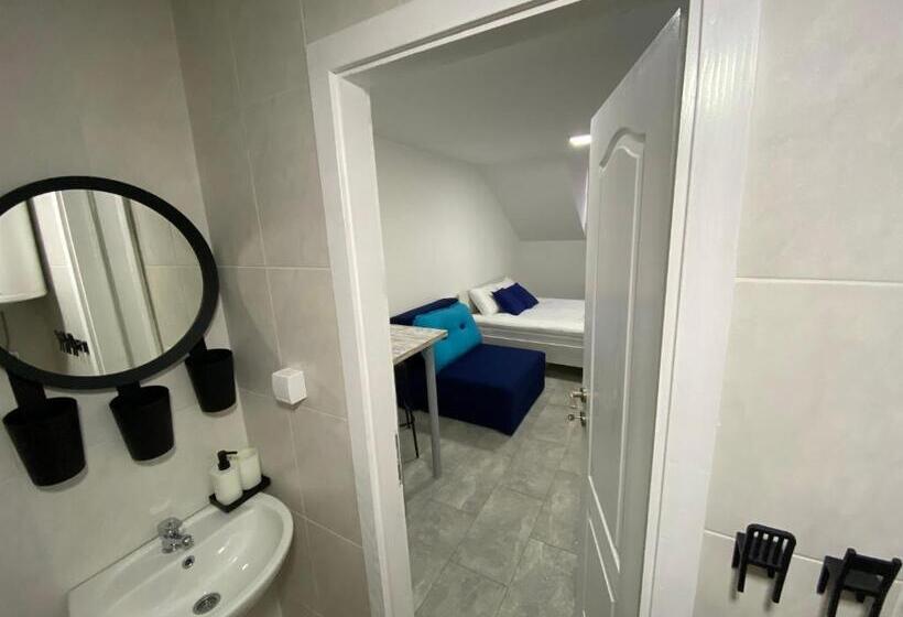 استودیوی استاندارد, Omis Rooms