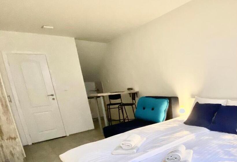 استودیوی استاندارد, Omis Rooms