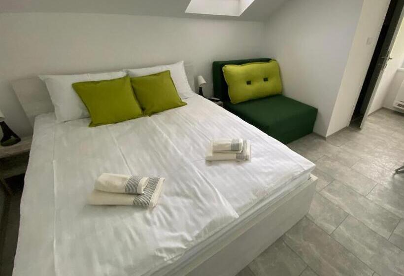 اتاق لوکس, Omis Rooms