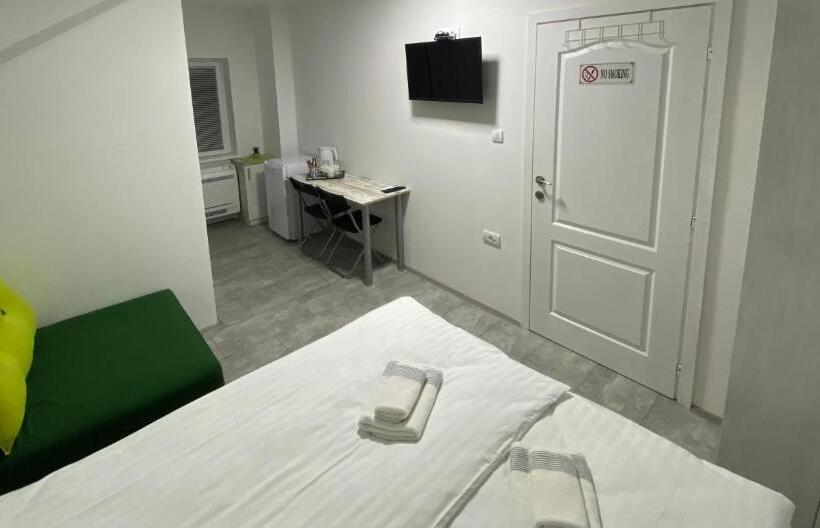 اتاق لوکس, Omis Rooms