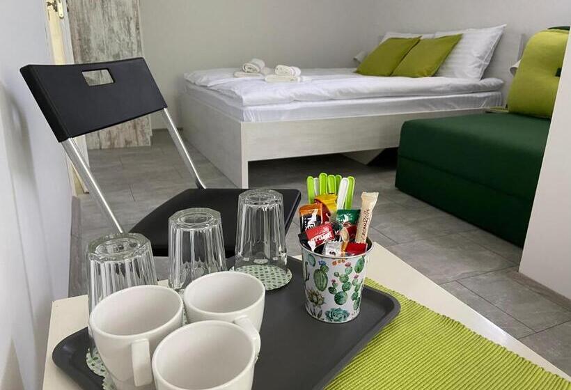 اتاق لوکس, Omis Rooms