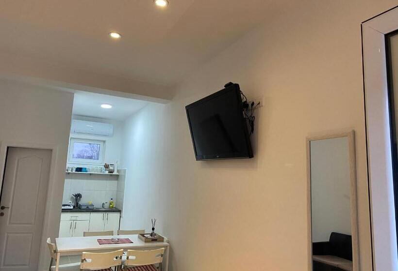 اتاق استاندارد با سرویس بهداشتی مشترک, Omis Rooms